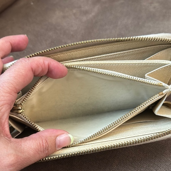 Louis Vuitton Damier Azur Wallet in Cream and Gray - Picture 12 of 14